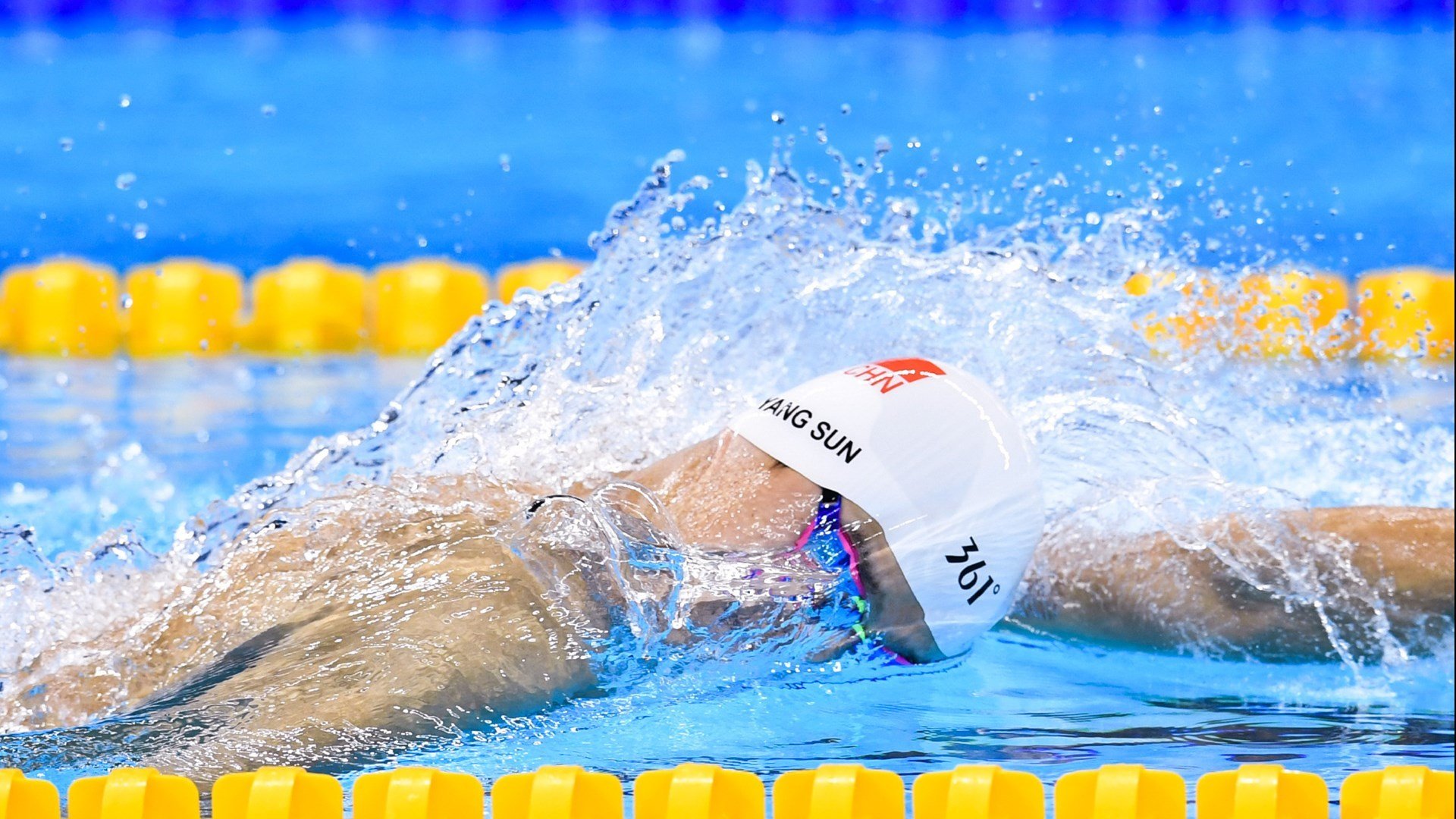 麦金托什女子800米自由泳决赛表现稳健，加拿大游泳运动员麦金托什